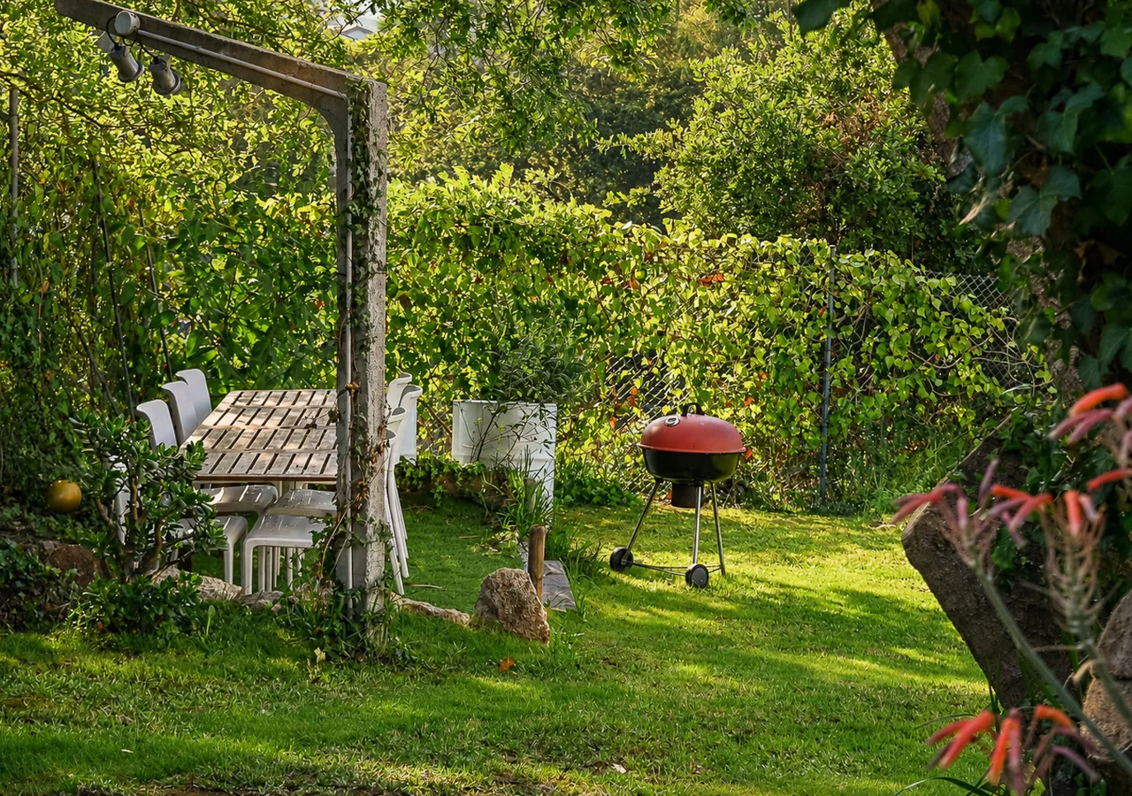 Reservas Jardín con barbacoa y mesa de comedor exterior en O Igrexario Vacacional