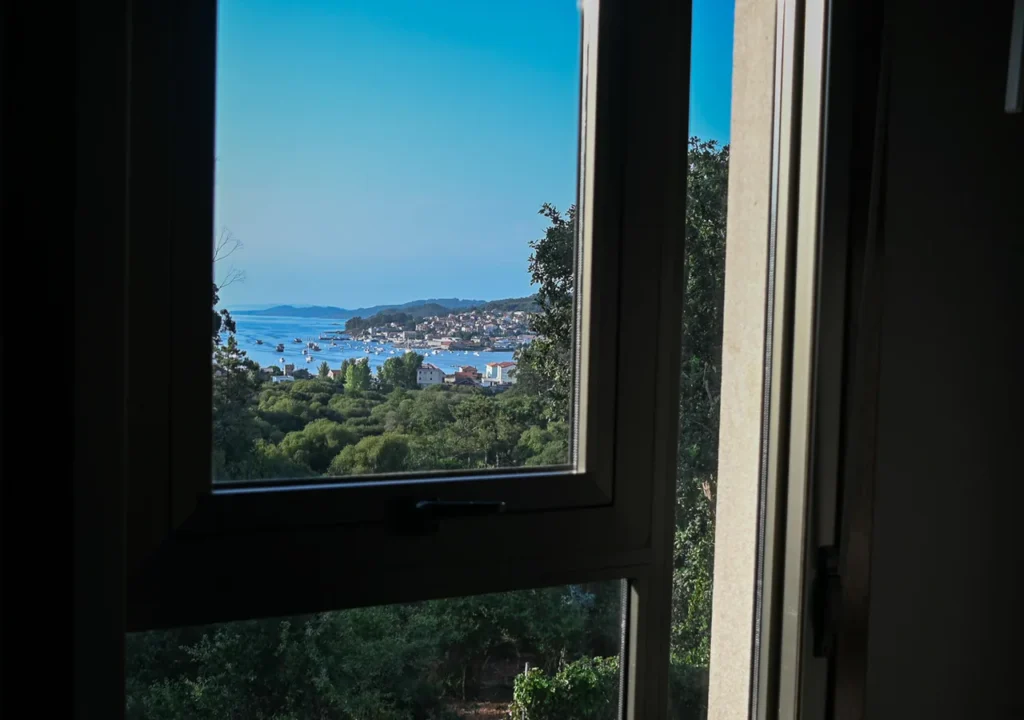 Vistas a la ría de Aldán desde una ventana de O Igrexario Vacacional
